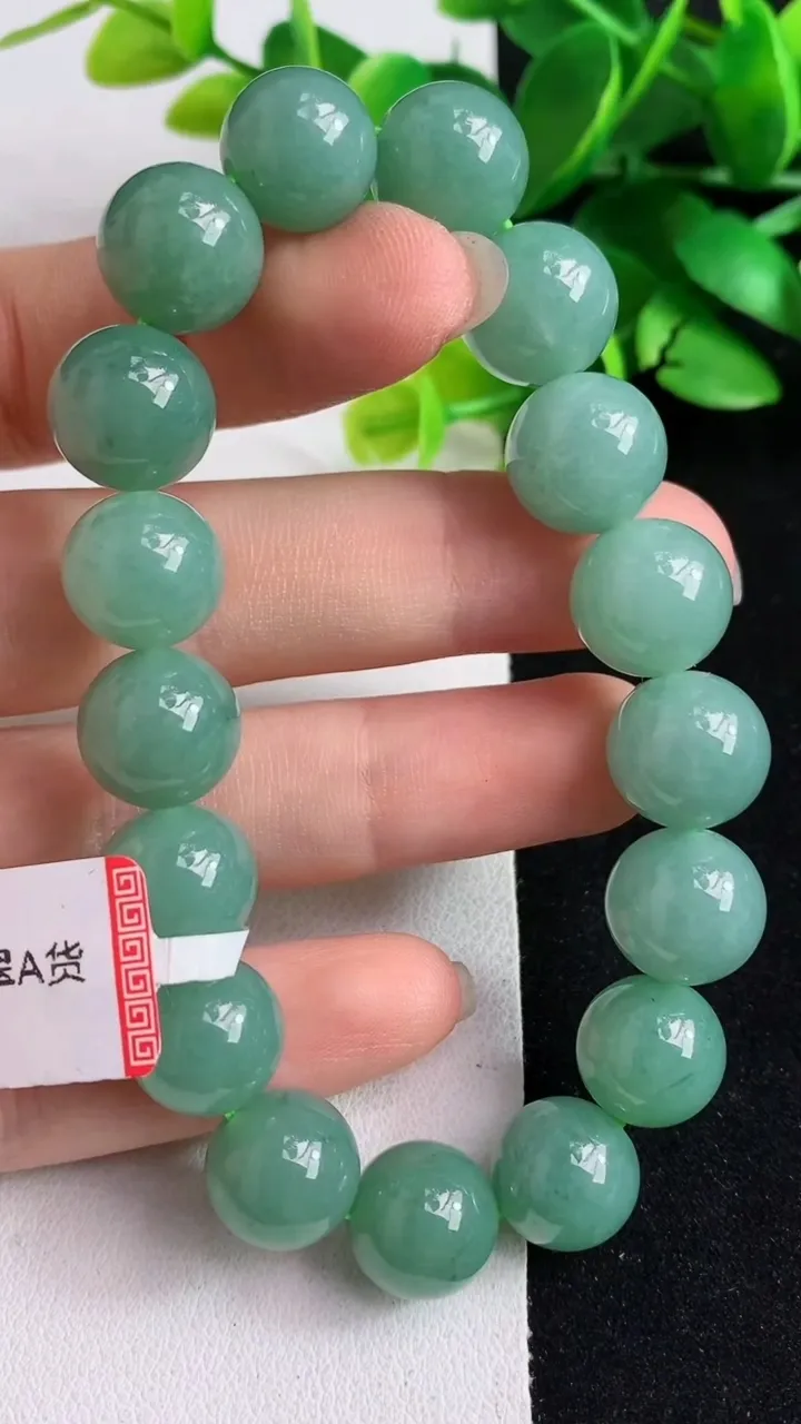 天然A货翡翠圆珠手串17颗，尺寸11.8，重量:45.32g4月26日
工厂直销收藏佳品,种好水足，色泽均匀，有种有色，上手高大气！