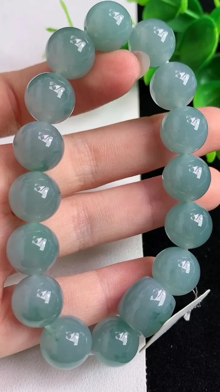 天然A货翡翠圆珠手串16颗，尺寸12.4，重量:52.38g4月26日
工厂直销收藏佳品,种好水足，