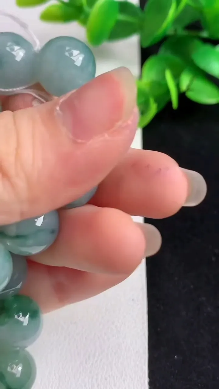 天然A货翡翠货飘花圆珠手串16颗，尺寸12.6，重量:53.53g4月26日
工厂直销收藏佳品,种好水足，色泽均匀，有种有色，上手高大气！