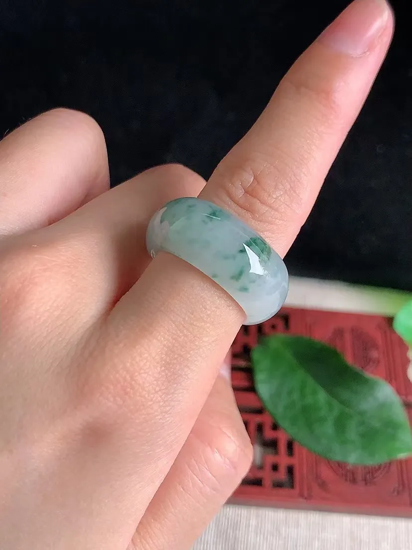 天然A货翡翠飘花素面扳指  尺寸19×10.2×3.8mm 重量7.55g 0423