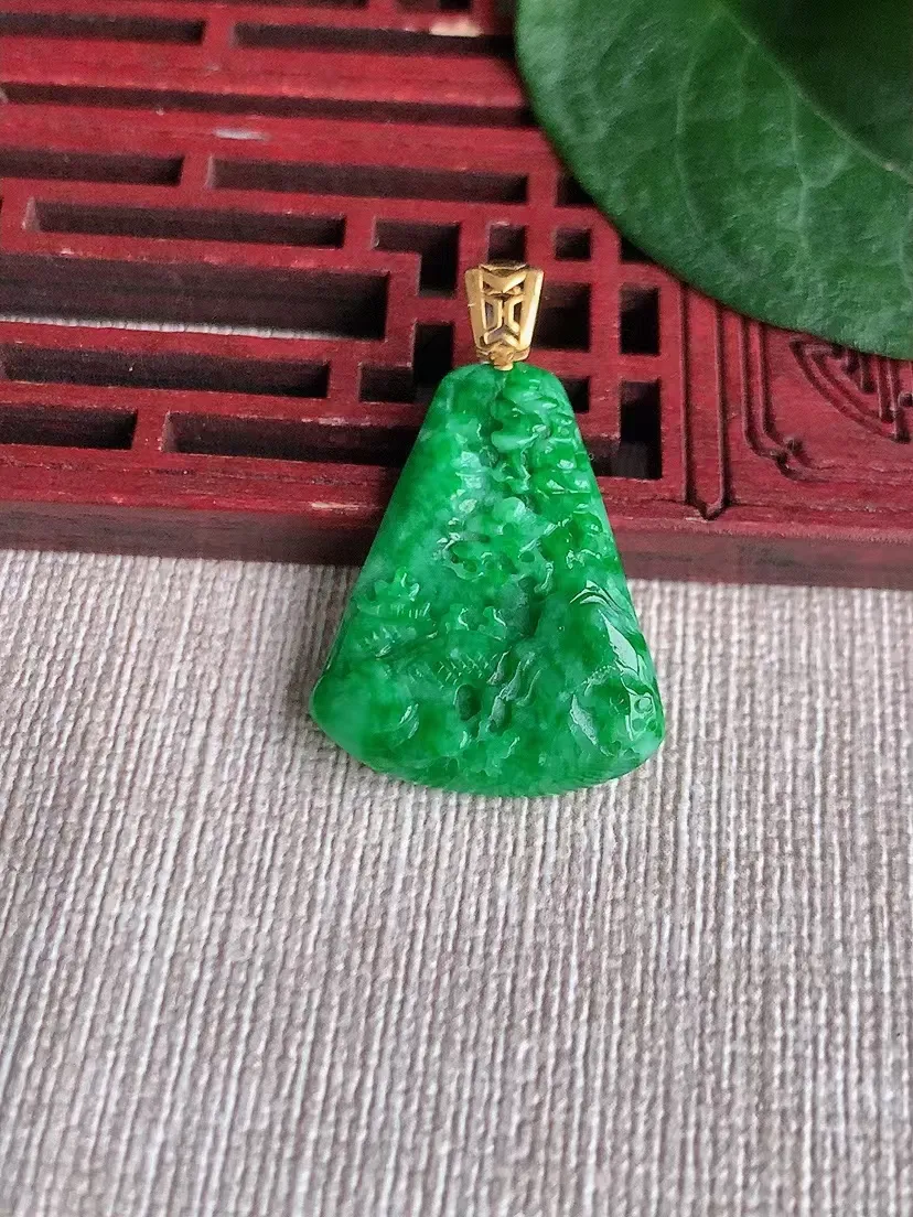 天然A货翡翠18K金扣头满绿意境山水牌吊坠  尺寸32.4×25.8×20.5×4.7mm 重量4.06g 0425