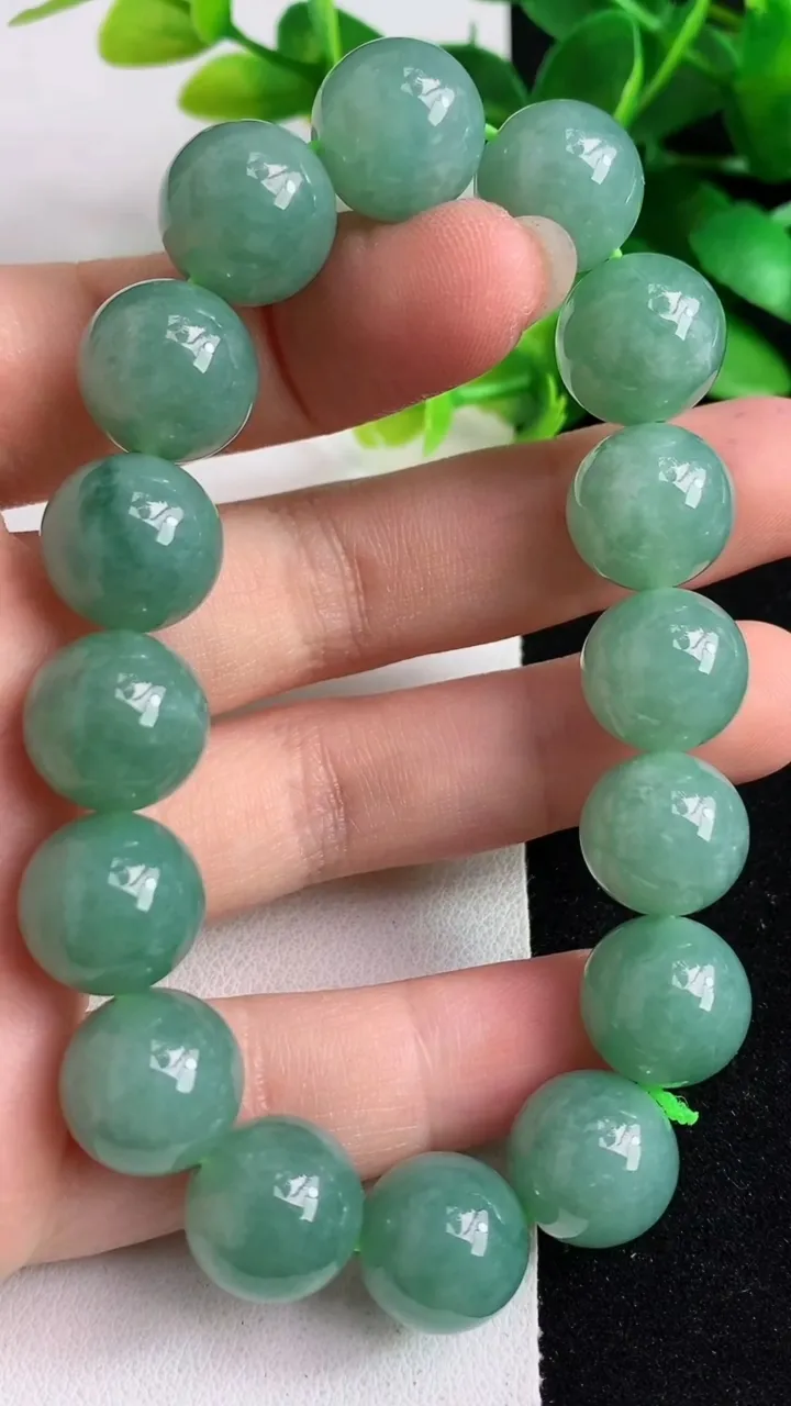 天然A货翡翠圆珠手串16颗，尺寸12.8，重量:55.02g4月26日
工厂直销收藏佳品,种好水足，色泽均匀，有种有色，上手高大气！