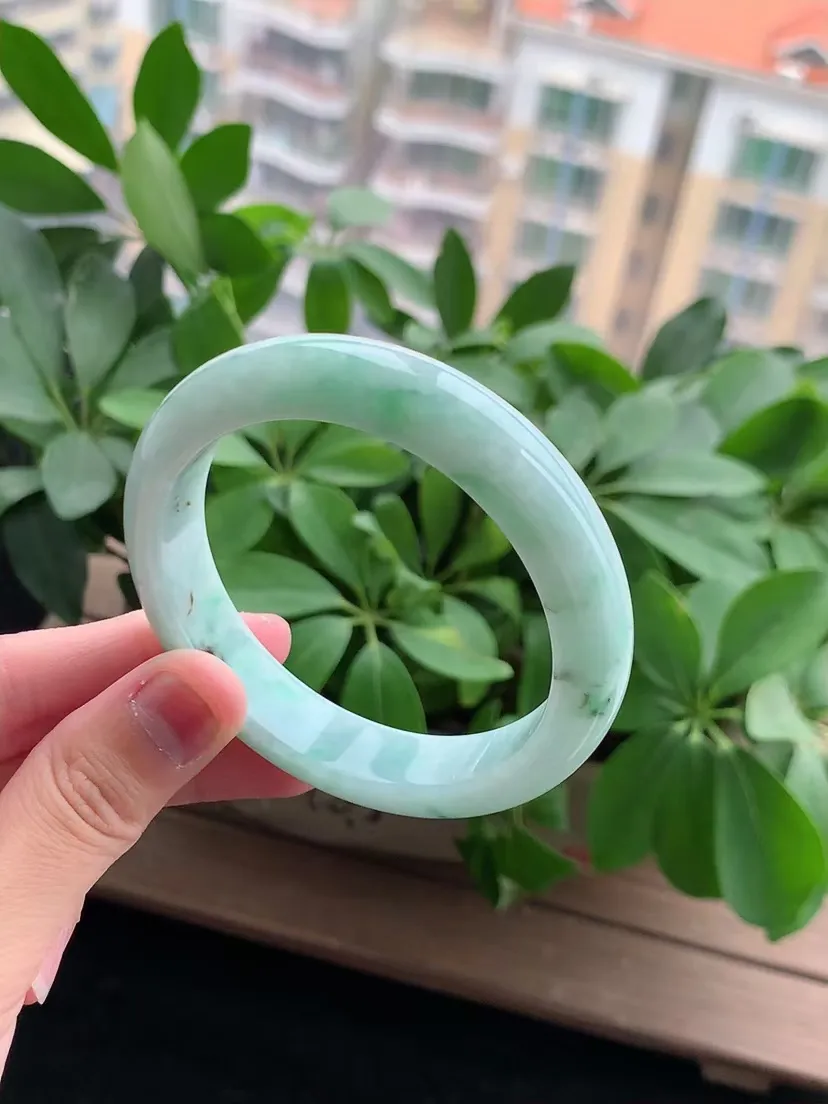 天然A货翡翠飘绿正装正圈手镯56-57圈口 尺寸56.3×12.6×8mm 重量58.70g 0425