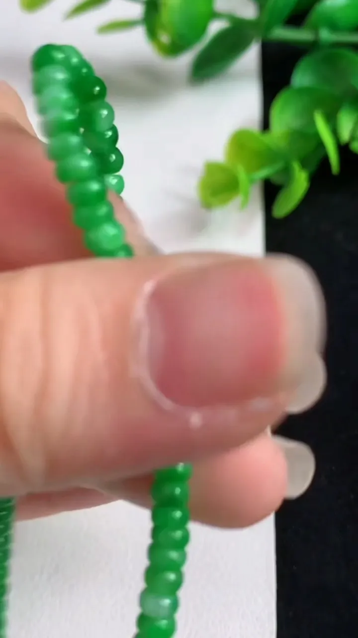 天然A货翡翠算盘珠手串74颗，尺寸3.6-2.5，重量:5.83g4月27日
工厂直销收藏佳品,种好水足，色泽均匀，有种有色，上手高大气！