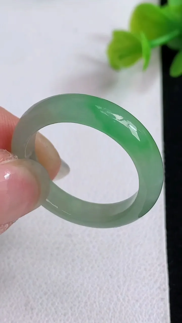 天然A货翡翠指环戒指，尺寸20.6-5.4-3.3，重量:4.00g2025年4月27日
工厂直销收藏佳品,种好水足，色泽均匀，有种有色，上手高大气！