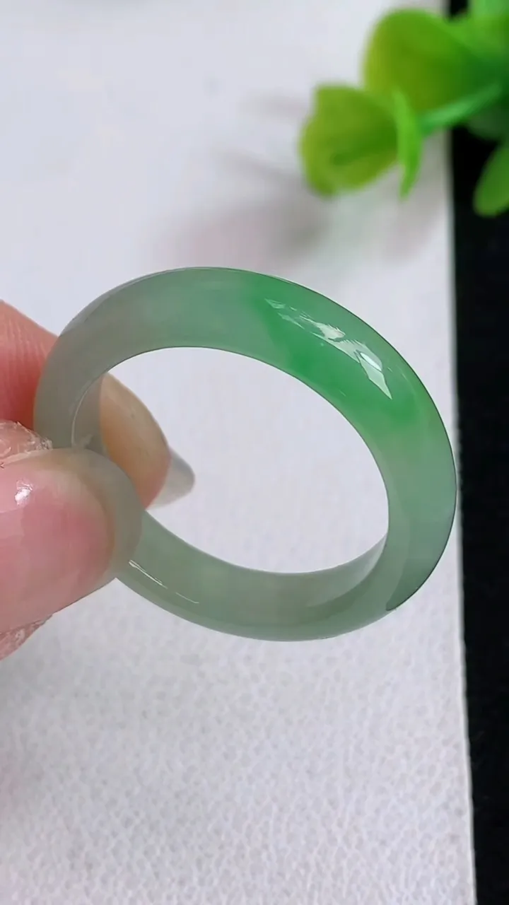 天然A货翡翠指环戒指，尺寸20.6-5.4-3.3，重量:4.00g2025年4月27日
工厂直销收藏佳品,种好水足，色泽均匀，有种有色，上手高大气！