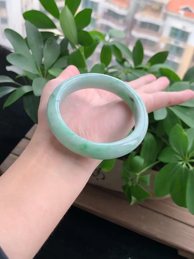 天然A货翡翠飘绿正装正圈手镯56-57圈口 尺寸56.3×12.6×8mm 重量58.70g 042