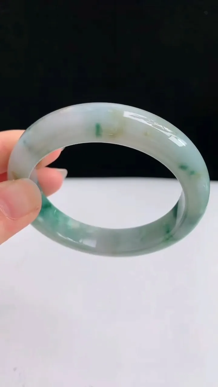 圈口56-57翡翠a货飘花宽边手镯尺寸56.3-12.7-9.5，重:65.09g4月27日