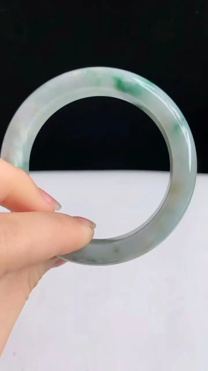 圈口56-57翡翠a货飘花宽边手镯尺寸56.3-12.7-9.5，重:65.09g4月27日