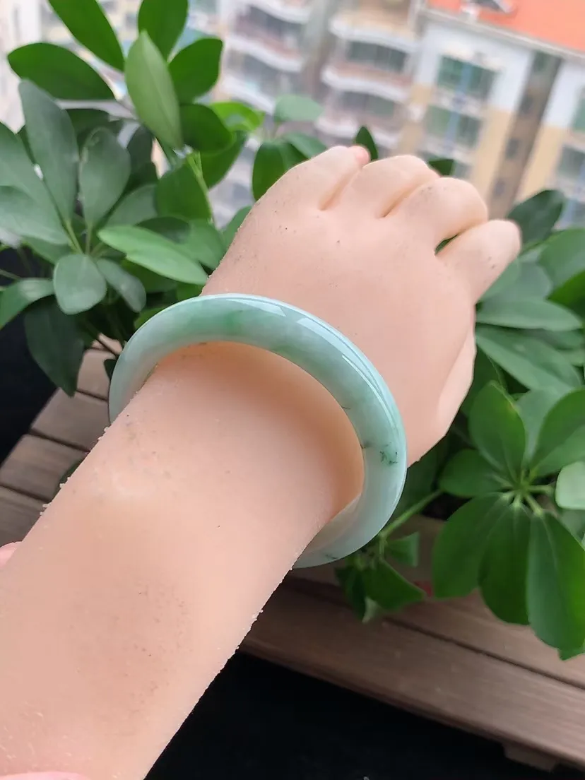 天然A货翡翠飘绿正装正圈手镯56-57圈口 尺寸56.3×12.6×8mm 重量58.70g 0425