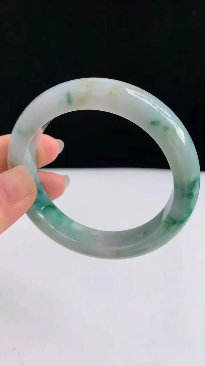 圈口56-57翡翠a货飘花宽边手镯尺寸56.3-12.7-9.5，重:65.09g4月27日