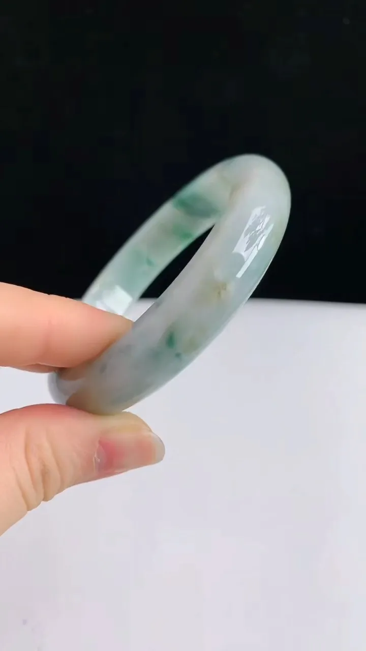 圈口56-57翡翠a货飘花宽边手镯尺寸56.3-12.7-9.5，重:65.09g4月27日