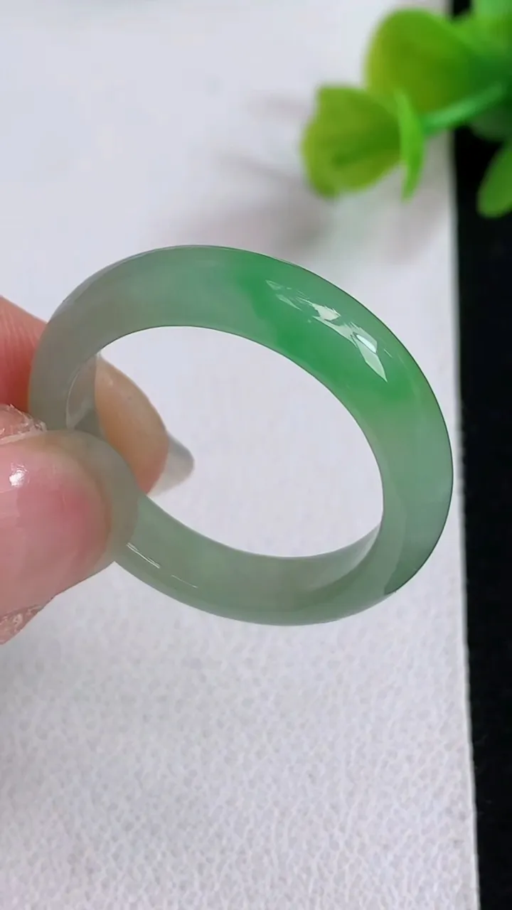 天然A货翡翠指环戒指，尺寸20.6-5.4-3.3，重量:4.00g2025年4月27日
工厂直销收藏佳品,种好水足，色泽均匀，有种有色，上手高大气！