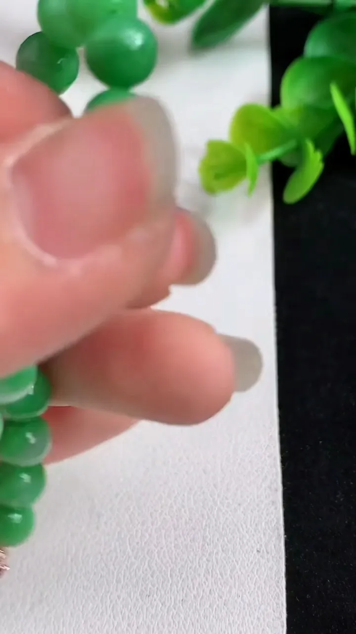 天然A货翡翠圆珠手串26颗，尺寸6.8，重量:14.24g4月27日
工厂直销收藏佳品,种好水足，色泽均匀，有种有色，上手高大气！