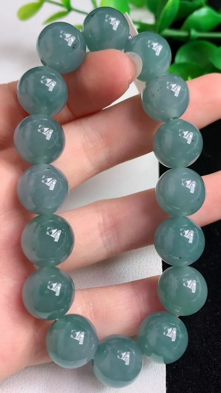 天然A货翡翠圆珠手串16颗，尺寸13，重量:58.15g4月28日
工厂直销收藏佳品,种好水足，色泽均匀，有种有色，上手高大气！