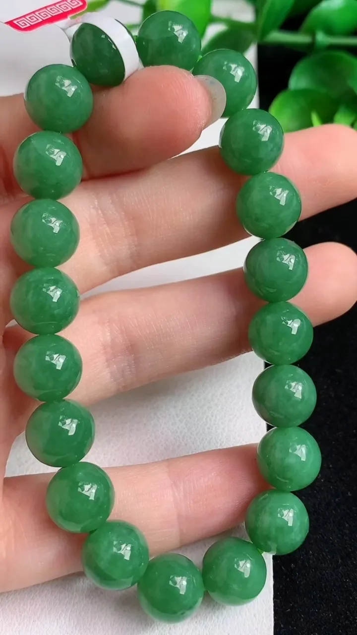 天然A货翡翠圆珠手串20颗，尺寸10，重量:34.15g4月28日
工厂直销收藏佳品,种好水足，色泽