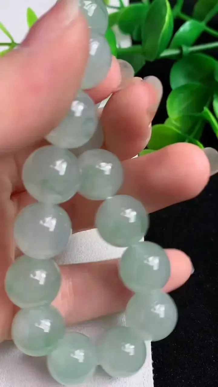 天然A货翡翠飘花圆珠手串16颗，尺寸12.5，重量:53.73g4月28日
工厂直销收藏佳品,种好水足，色泽均匀，有种有色，上手高大气！