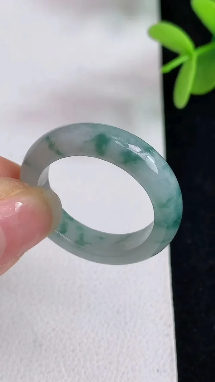 天然A货翡翠飘花指环戒指，尺寸20.3-6-4.3，重量:5.06g2025年4月28日
工厂直销收藏佳品,种好水足，色泽均匀，有种有色，上手高大气！