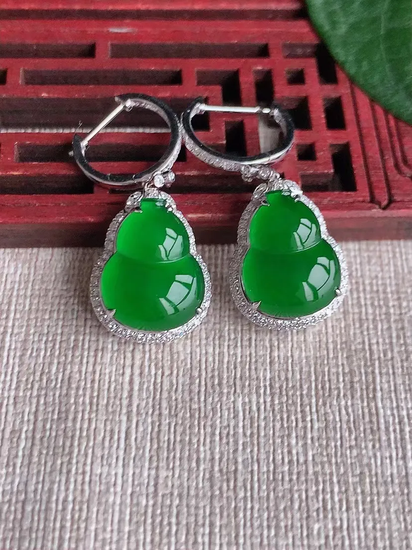天然A货翡翠18K金伴钻镶嵌满绿葫芦耳坠 尺寸14.4×11.6×6.8mm 重量6.20g 0426
