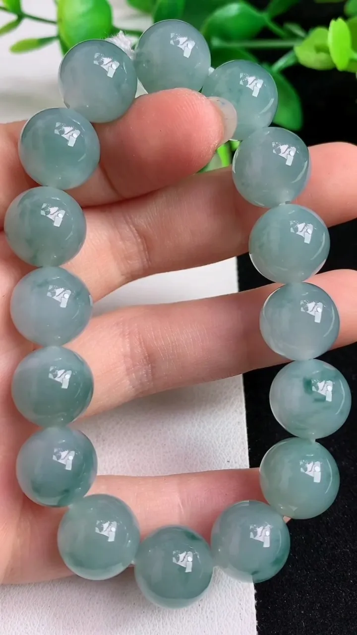 天然A货翡翠飘花圆珠手串16颗，尺寸12.4，重量:51.31g4月28日
工厂直销收藏佳品,种好水足，色泽均匀，有种有色，上手高大气！