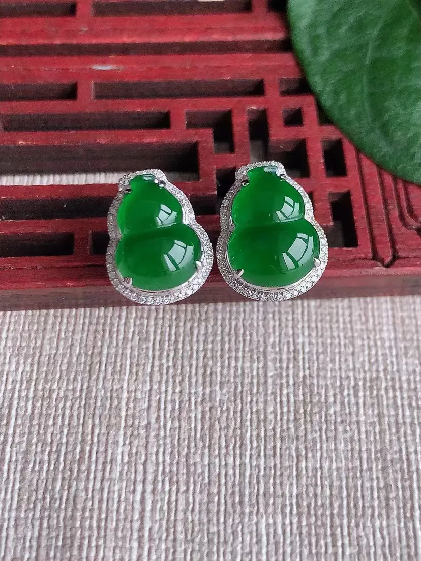 天然A货翡翠18K金伴钻镶嵌满绿葫芦耳钉 尺寸11.8×8.4mm 重量3.53g 0426