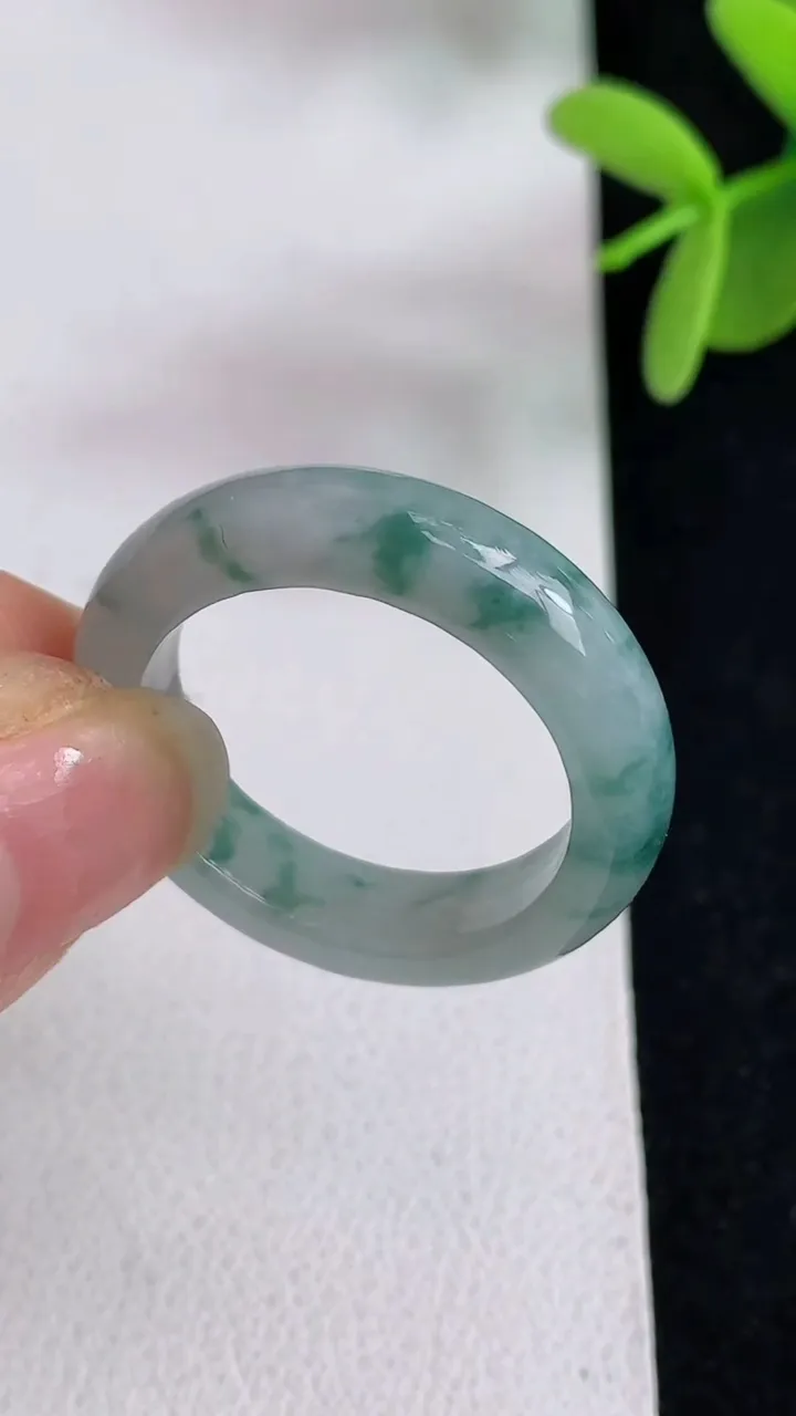 天然A货翡翠飘花指环戒指，尺寸20.3-6-4.3，重量:5.06g2025年4月28日
工厂直销收藏佳品,种好水足，色泽均匀，有种有色，上手高大气！