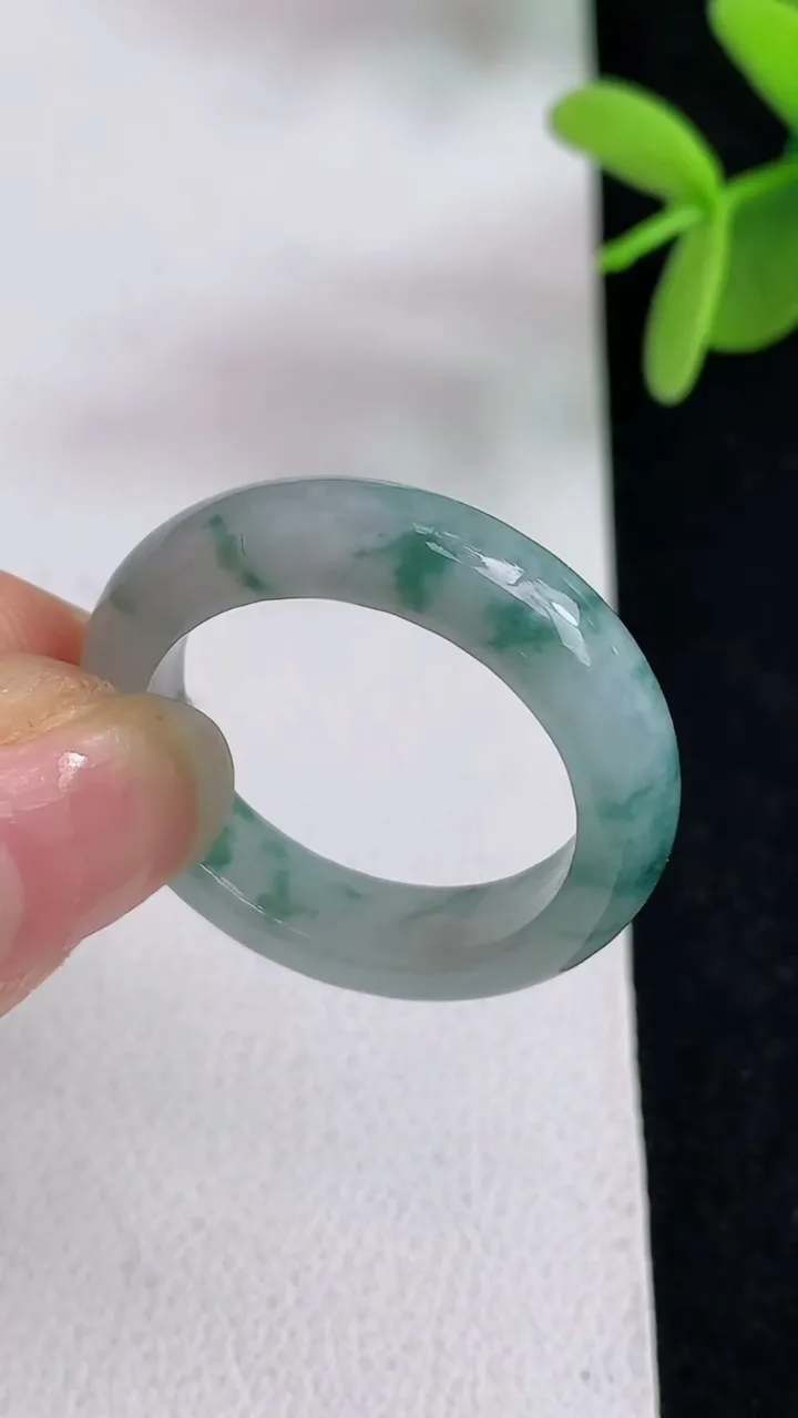 天然A货翡翠飘花指环戒指，尺寸20.3-6-4.3，重量:5.06g2025年4月28日
工厂直销收藏佳品,种好水足，色泽均匀，有种有色，上手高大气！