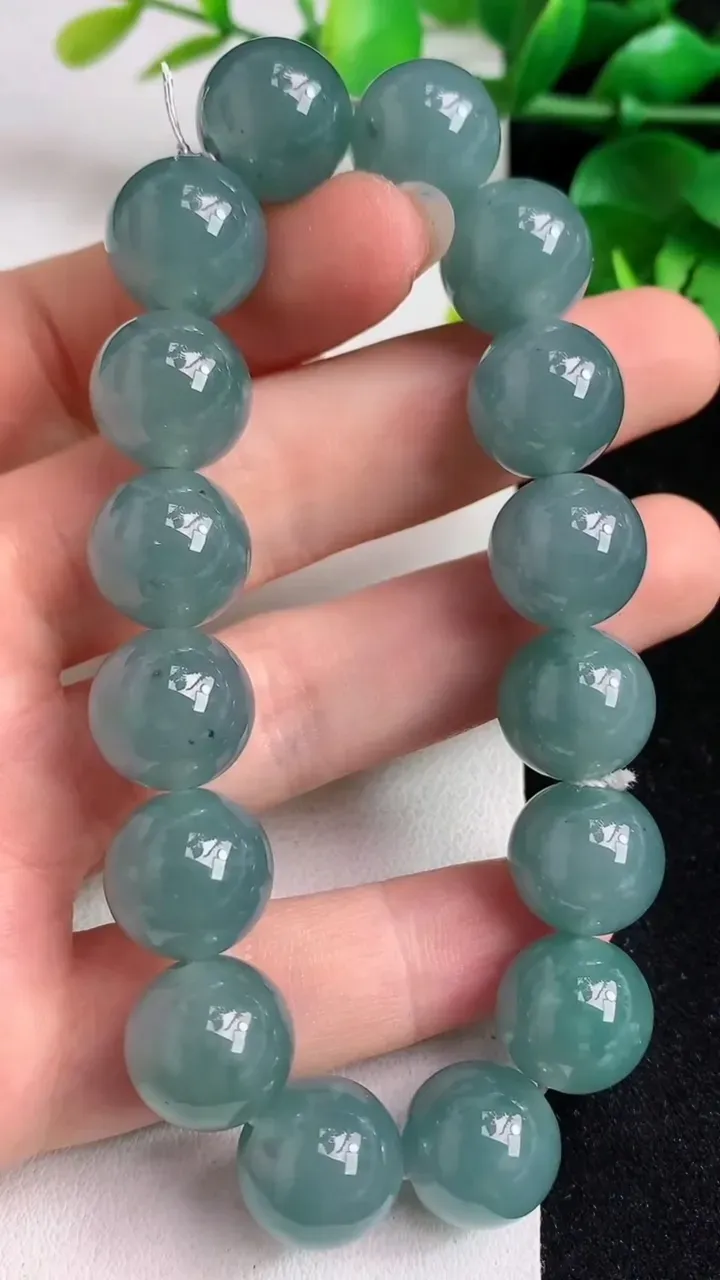 天然A货翡翠圆珠手串16颗，尺寸13，重量:58.15g4月28日
工厂直销收藏佳品,种好水足，色泽均匀，有种有色，上手高大气！