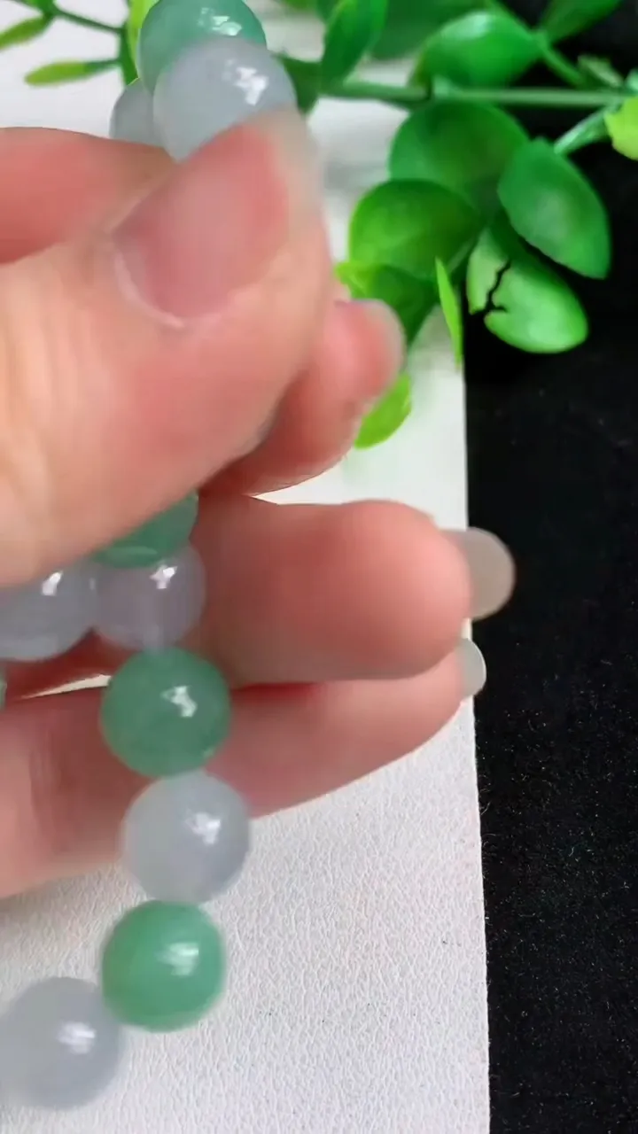 天然A货翡翠圆珠手串19颗，尺寸10，重量:33.15g4月28日
工厂直销收藏佳品,种好水足，色泽均匀，有种有色，上手高大气！