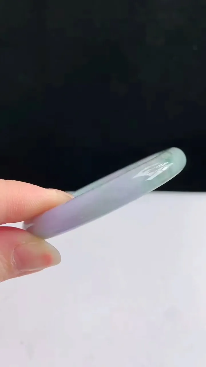 圈口51-52翡翠a货春带彩 紫罗兰宽边手镯尺寸52-8.3-6.9，重:30.70g4月28日