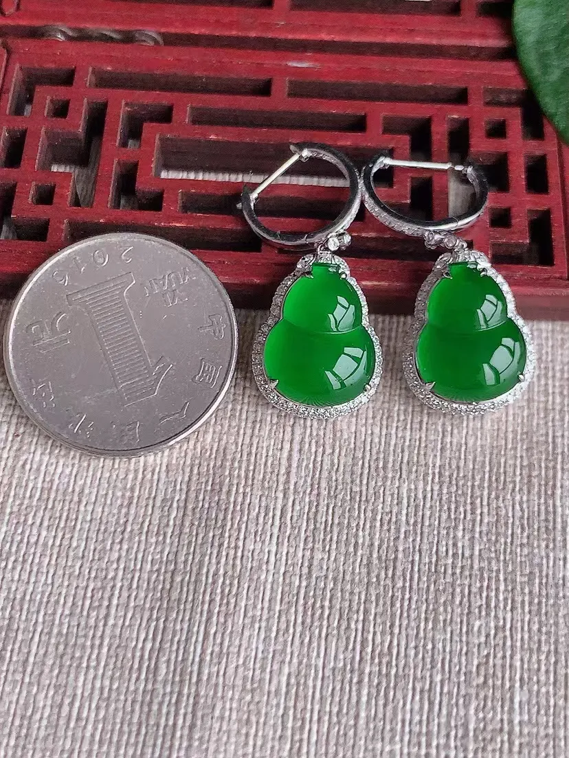 天然A货翡翠18K金伴钻镶嵌满绿葫芦耳坠 尺寸14.4×11.6×6.8mm 重量6.20g 0426