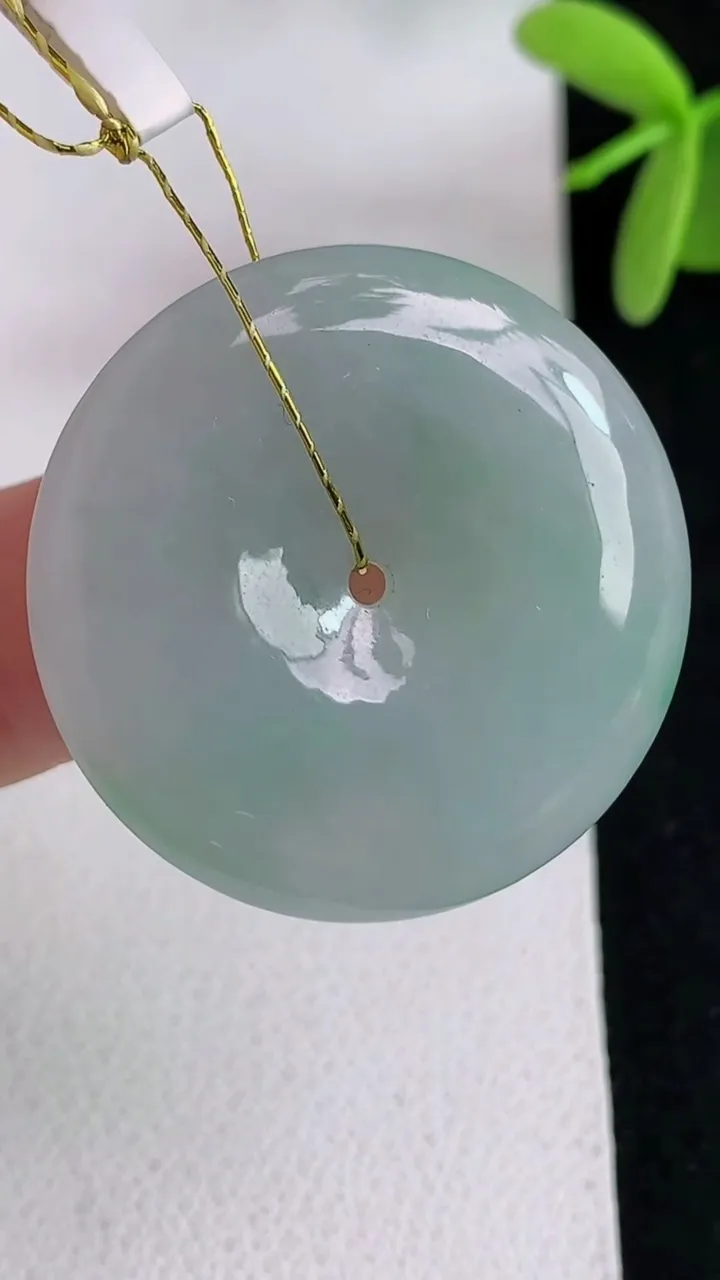 天然A货翡翠平安扣吊坠，尺寸29.3-5.5，重量:9.76g
4月29日