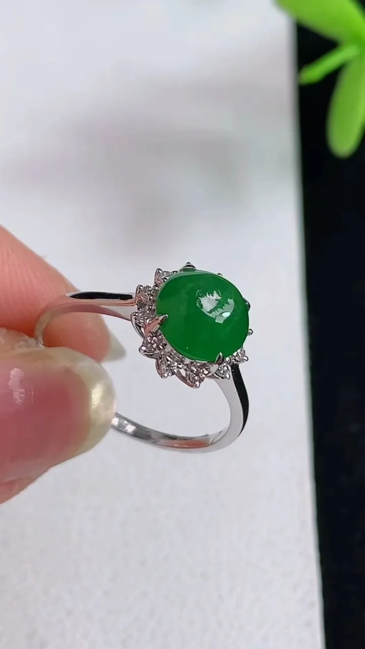 天然A货翡翠蛋面戒指，尺寸17-7.3，重量:1.55g2025年4月29日
工厂直销收藏佳品,种好水足，色泽均匀，有种有色，上手高大气！