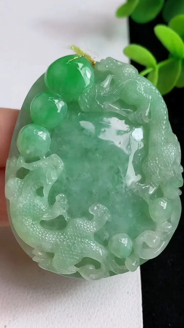 天然A货翡翠双龙戏珠吊坠，尺寸54-44.7-12，重量:64.63g4月29日
工厂直销收藏佳品,