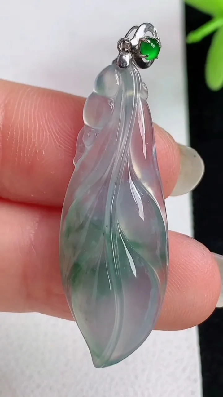 天然A货翡翠飘花羽毛吊坠，尺寸36.2-13.5-5.6，重量:3.82g
4月29日