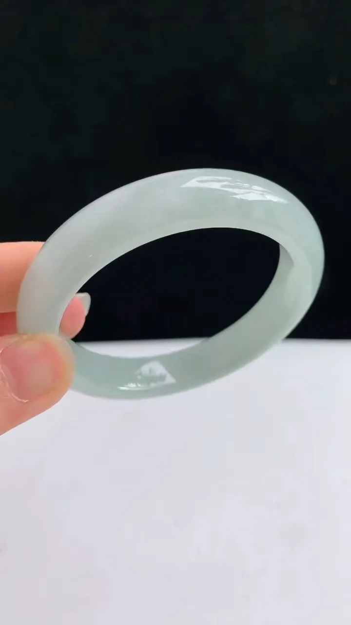 圈口53-54翡翠a货宽边手镯尺寸53.8-11.4-8，重量:49.43g4月29日
