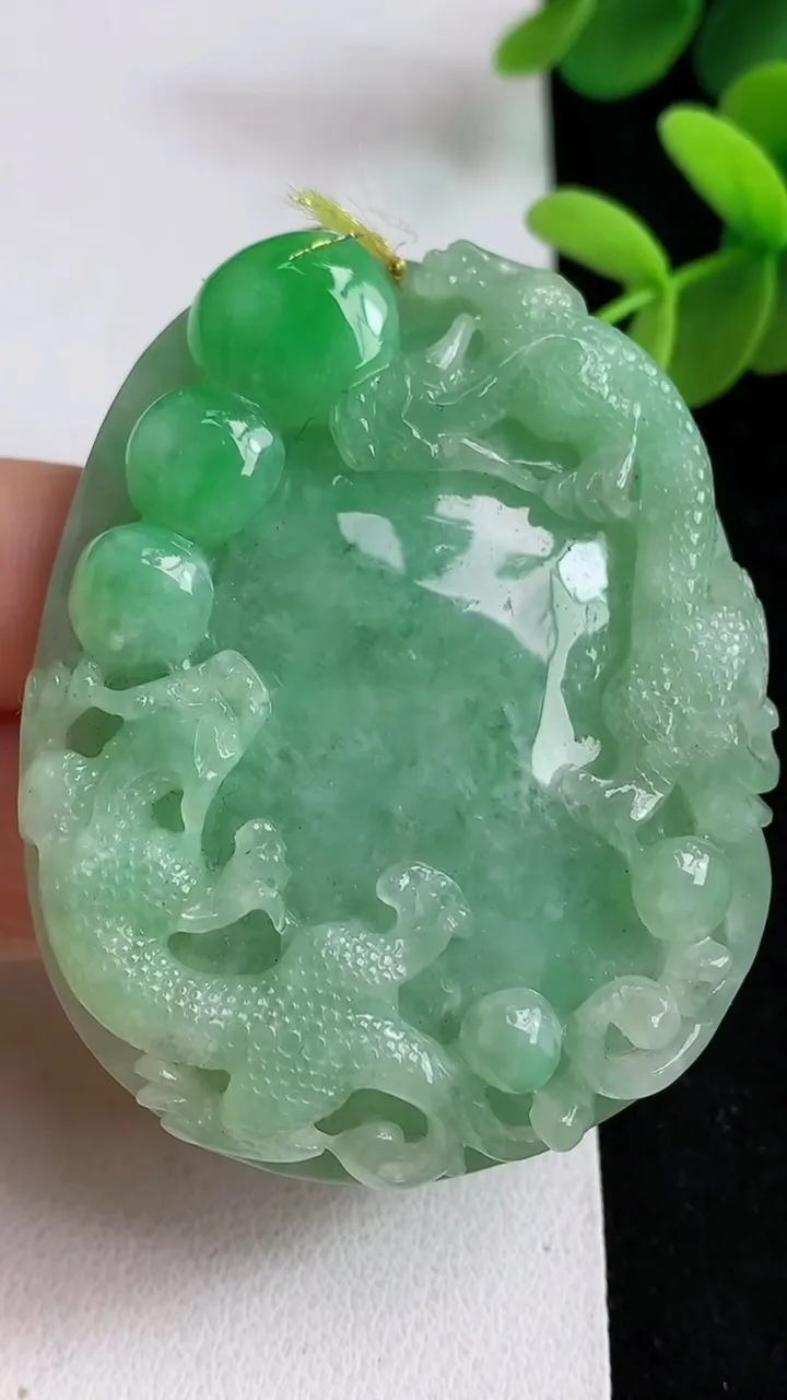 天然A货翡翠双龙戏珠吊坠，尺寸54-44.7-12，重量:64.63g4月29日
工厂直销收藏佳品,种好水足，色泽均匀，有种有色，上手高大气！