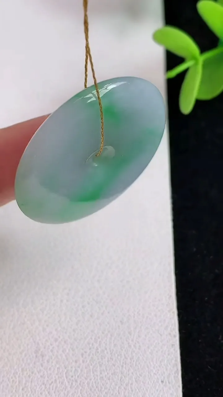 天然A货翡翠平安扣吊坠，尺寸32-5.2，重量:11.45g
4月29日