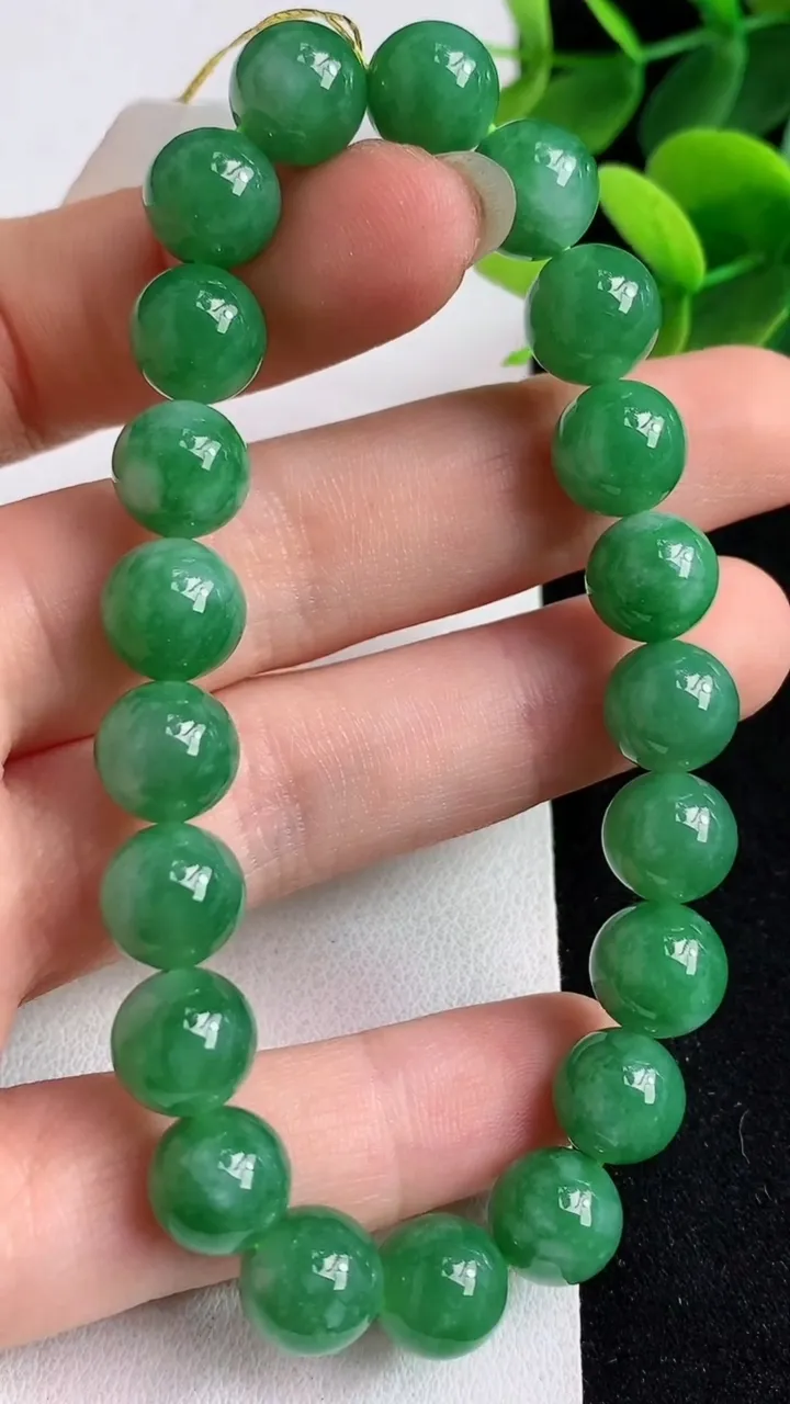 天然A货翡翠圆珠手串21颗，尺寸9.6，重量:28.98g4月29日
工厂直销收藏佳品,种好水足，色泽均匀，有种有色，上手高大气！