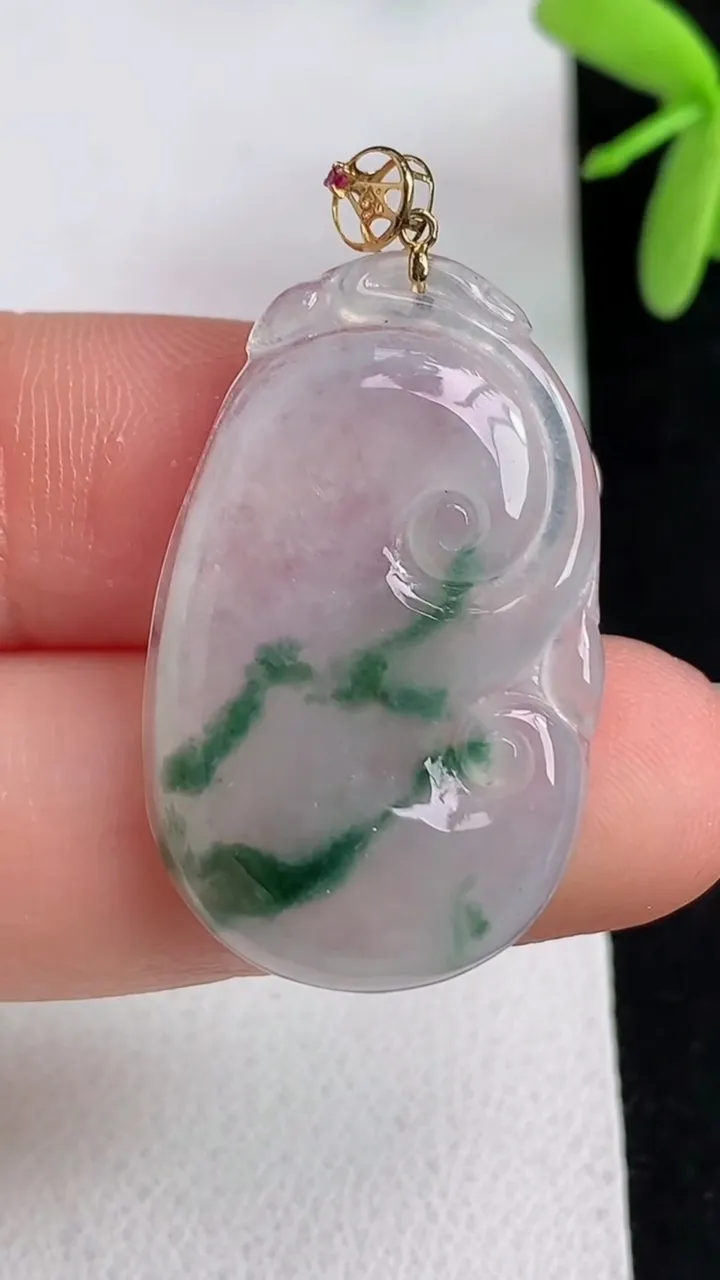 天然A货翡翠飘花如意吊坠，尺寸30.7-19.2-3.8，重量:4.22g
4月29日