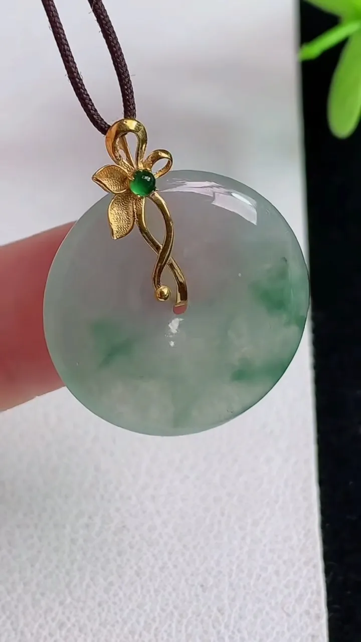 天然A货翡翠飘花平安扣吊坠，尺寸22.4-3.6，重量:3.92g
4月29日