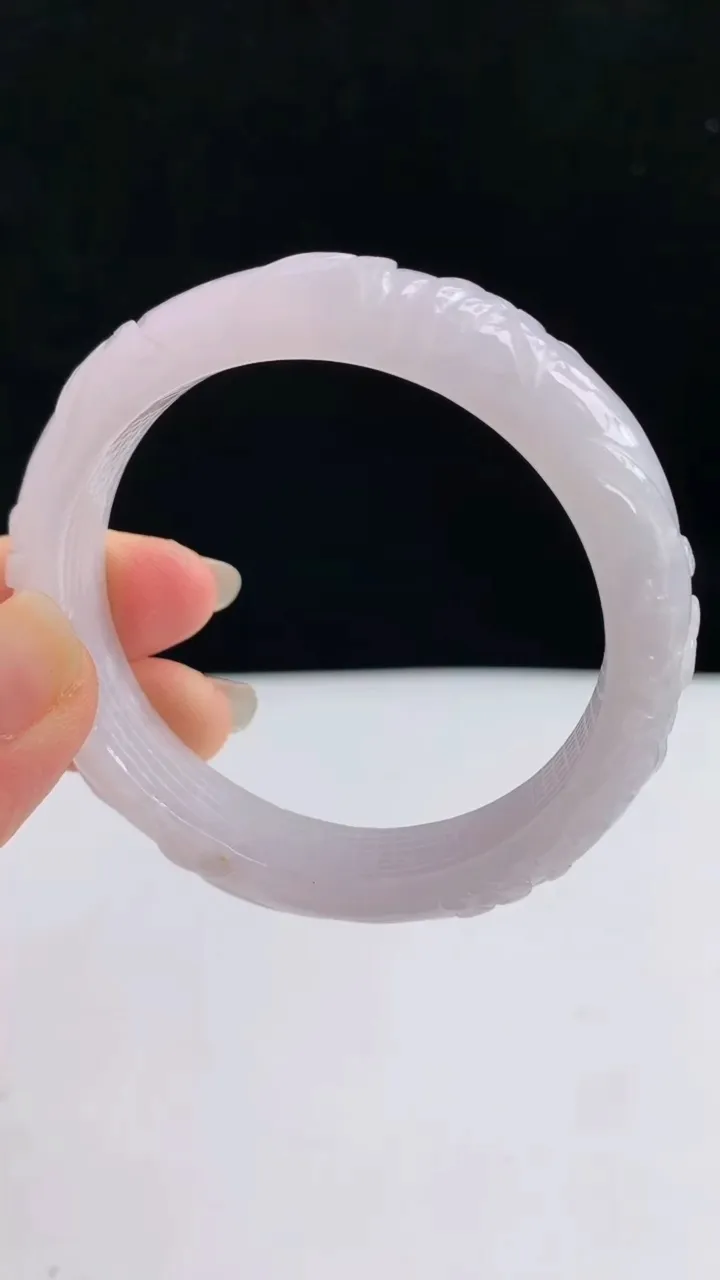 圈口52-53翡翠a货白月光雕花宽边手镯尺寸52.7-8，重:47.10g4月29日