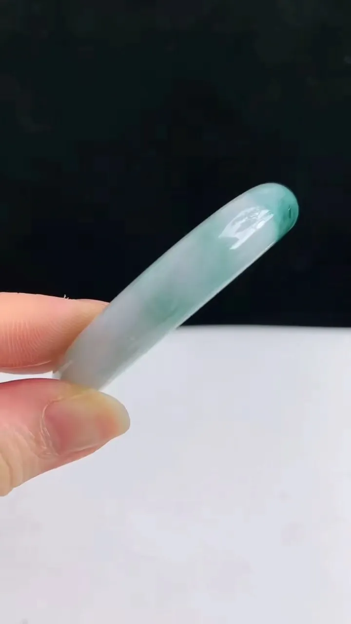 圈口52-53翡翠a货飘花贵妃手镯尺寸53-47-10.3-7，重:36.00g4月29日