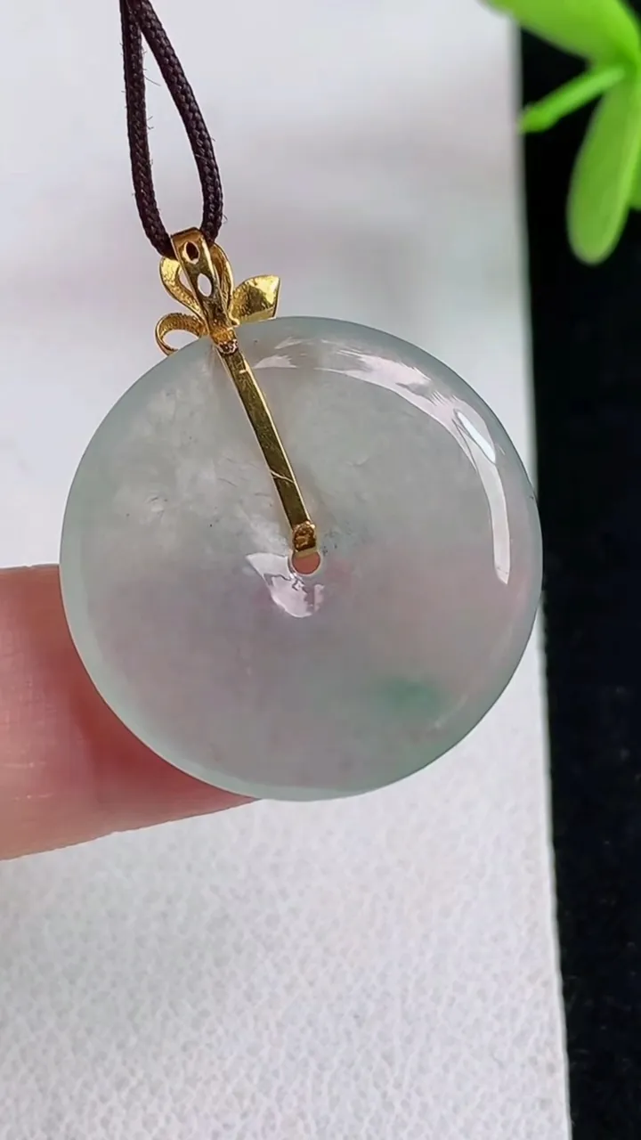 天然A货翡翠飘花平安扣吊坠，尺寸22.4-3.6，重量:3.96g
4月29日