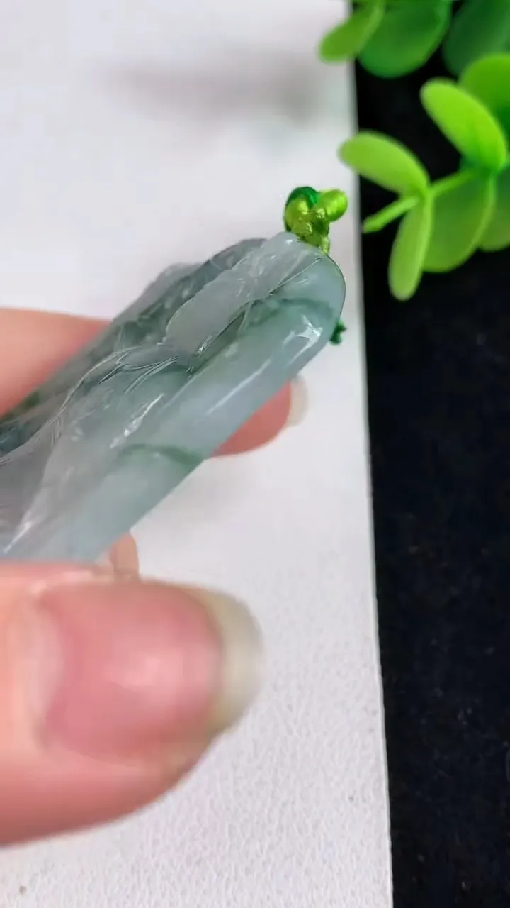 天然A货翡翠飘花大势至观音菩萨吊坠，尺寸61.8-42-5.7，重量:30.15g
4月29日