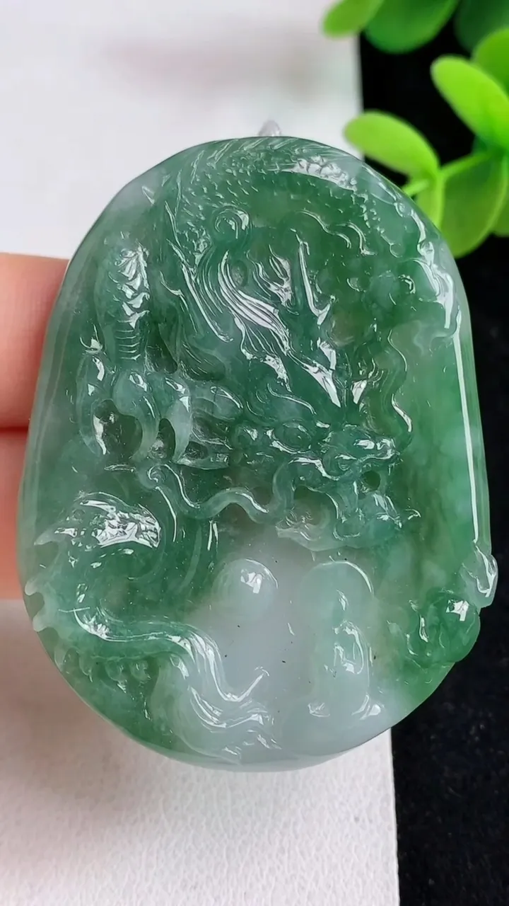 天然A货翡翠龙牌吊坠，尺寸53.8-41-5.7，重量:24.72g
4月29日