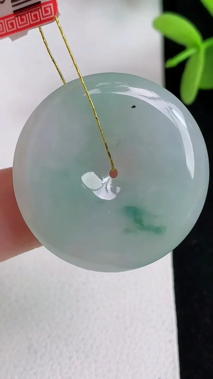天然A货翡翠飘花平安扣吊坠，尺寸30.6-5.6，重量:10.53g
4月29日