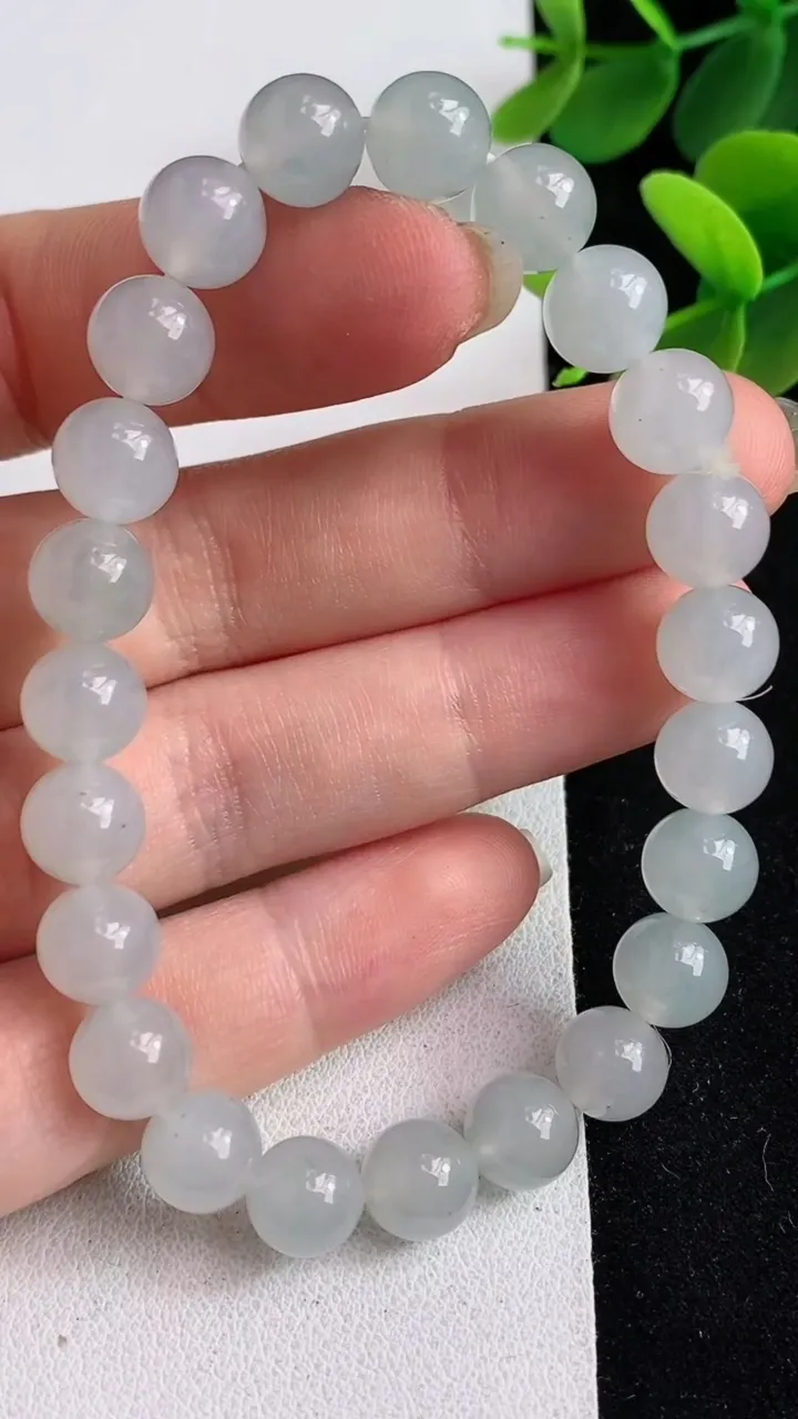 天然A货翡翠白冰圆珠手串23颗，尺寸8.3，重量:21.80g4月29日
工厂直销收藏佳品,种好水足，色泽均匀，有种有色，上手高大气！