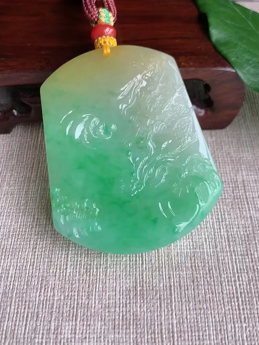 天然A货翡翠黄加绿双彩意境山水牌吊坠尺寸54.7×44×8.5m量56.44g 0426