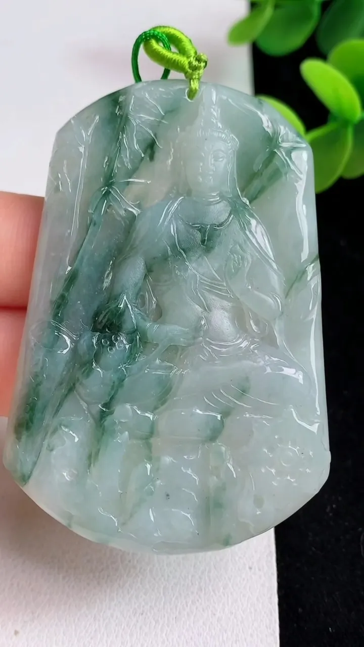 天然A货翡翠飘花大势至观音菩萨吊坠，尺寸61.8-42-5.7，重量:30.15g
4月29日